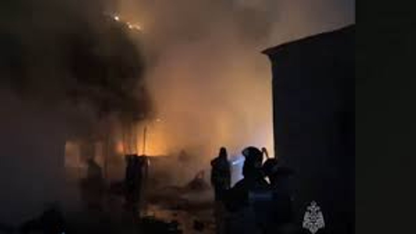 Масштабный пожар в Подмосковье - горит восемь тысяч квадратов цеха - горящий в Обухове - пожар в Обухово 11 января видео