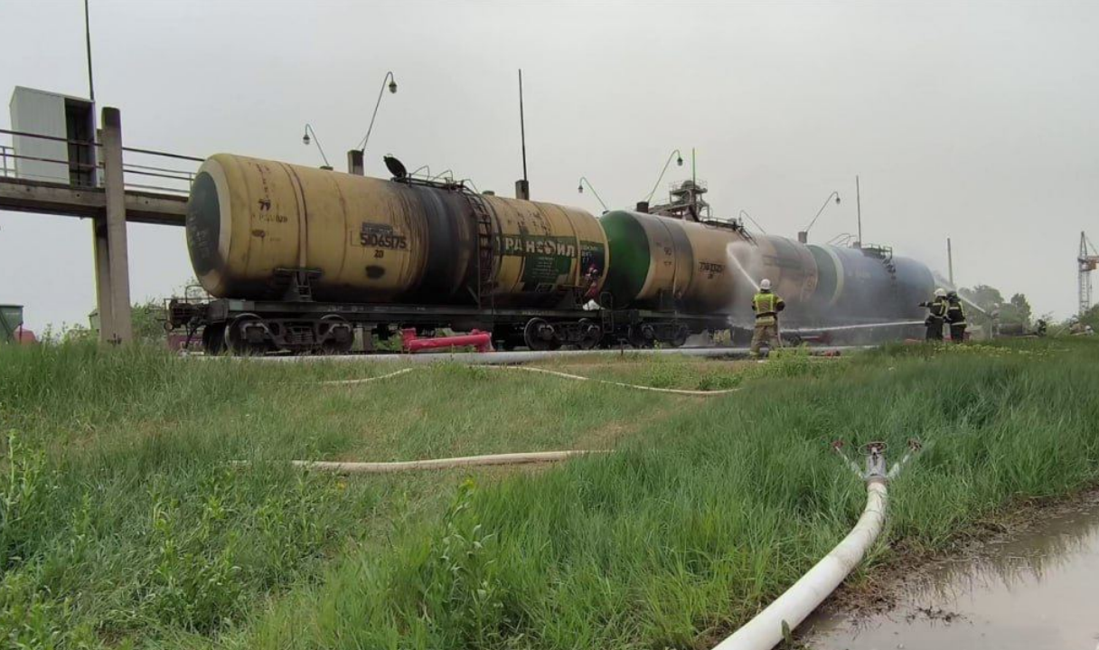 У Симферополі спалахнули цистерни із топливом