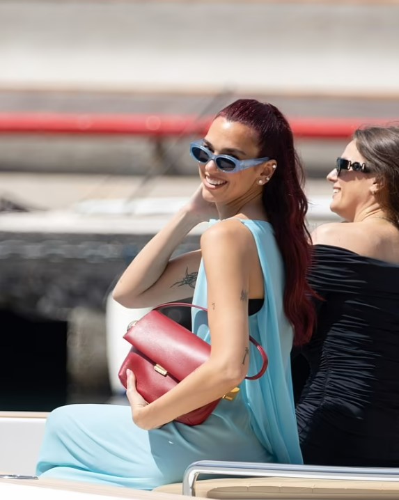 Дуа Липа в роскошном платье засветилась на показе Jacquemus - фото 4