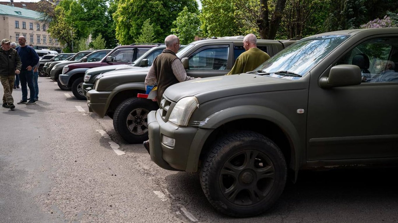 Британці особисто доставили у Львів 30 позашляховиків для ЗСУ — їх вже скерували на фронт