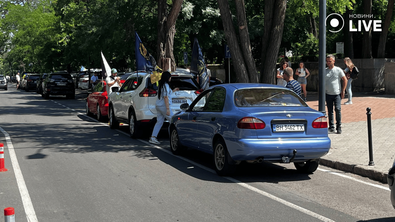  Автоколона з українськими прапорами рухається вулицями Одеси