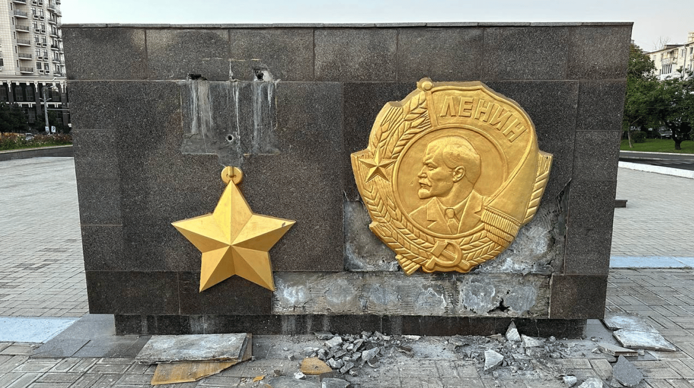 В Одессе снова пытались демонтировать изображение Ленина — помешала полиция - фото 1