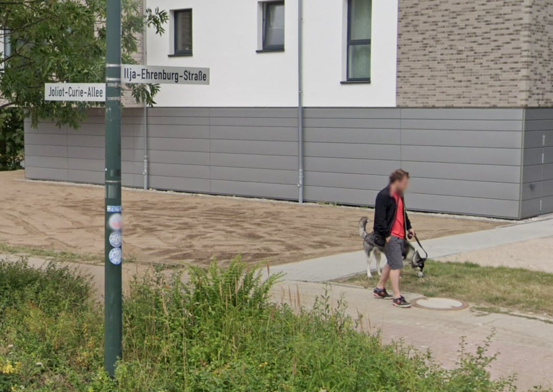 Мужчина идет по улице Ильи Эренбурга в Берлине