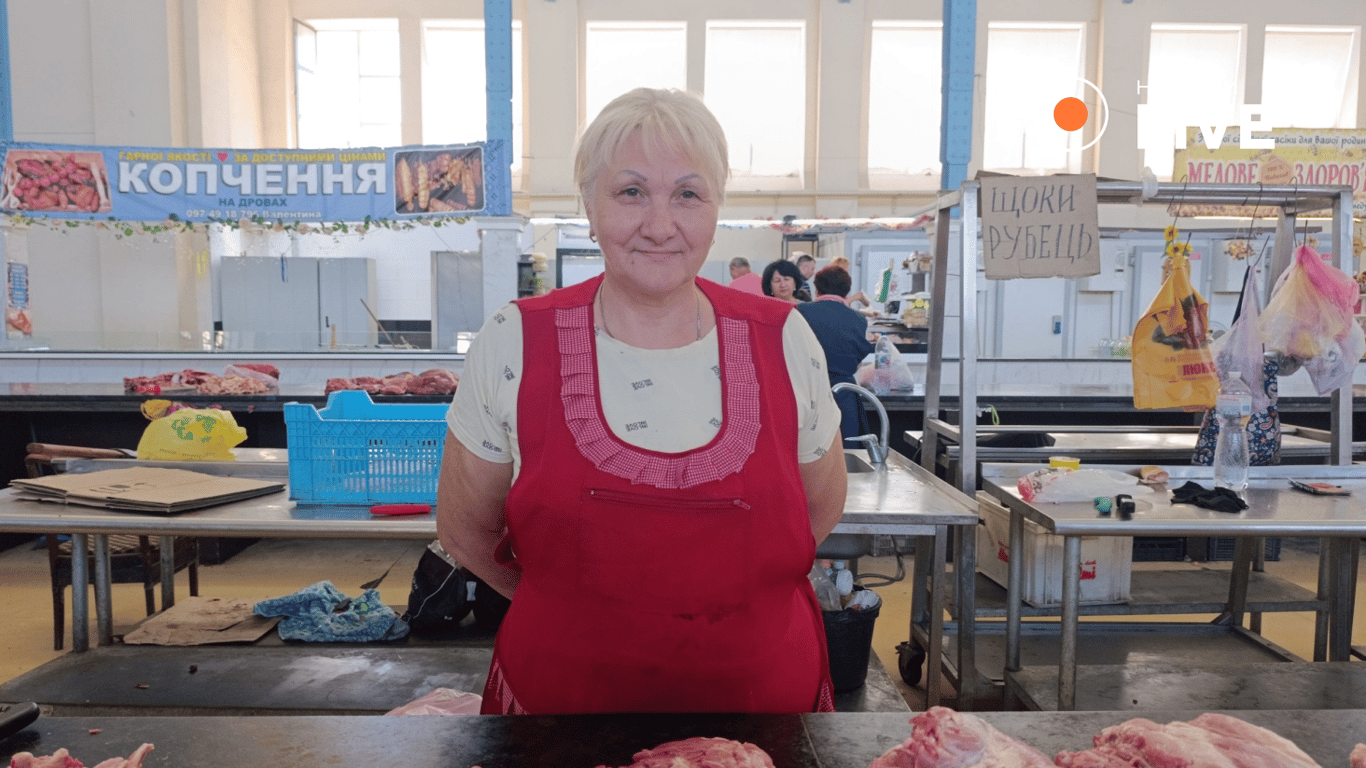 Продавчиня Лариса про м'ясну продукцію. Фото: Новини.LIVE