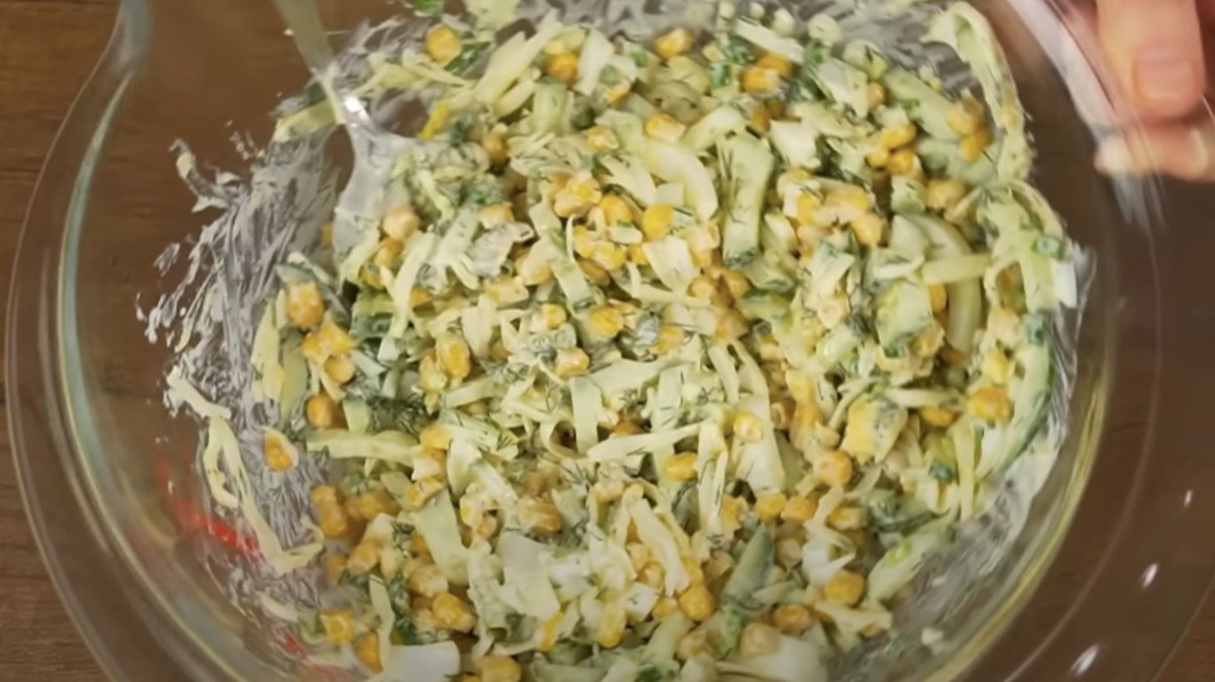 салат з огірком, сиром і кукурудзою