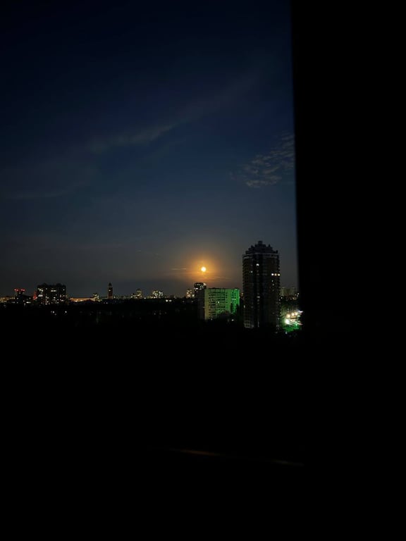 Фото золотого Місяця в ніч проти 24 травня