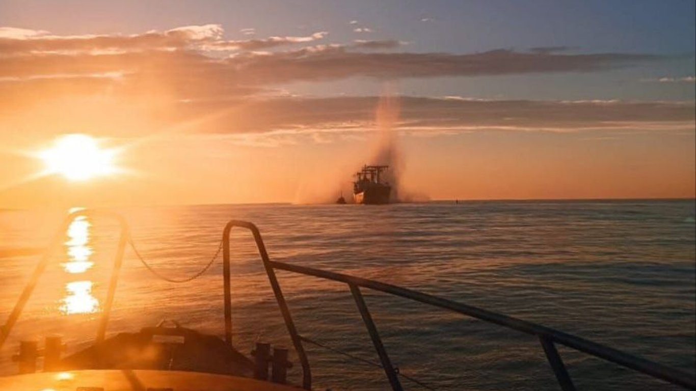 В Черном море на мине подорвалось гражданское судно
