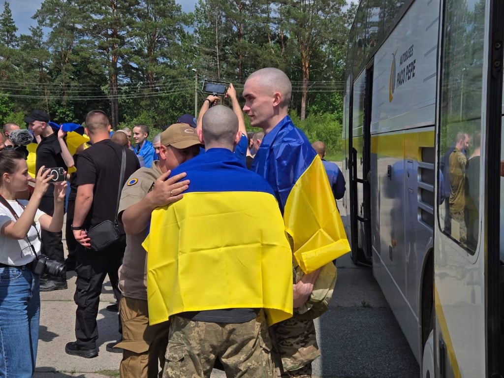 Emotions of POWs in the first minutes of returning home