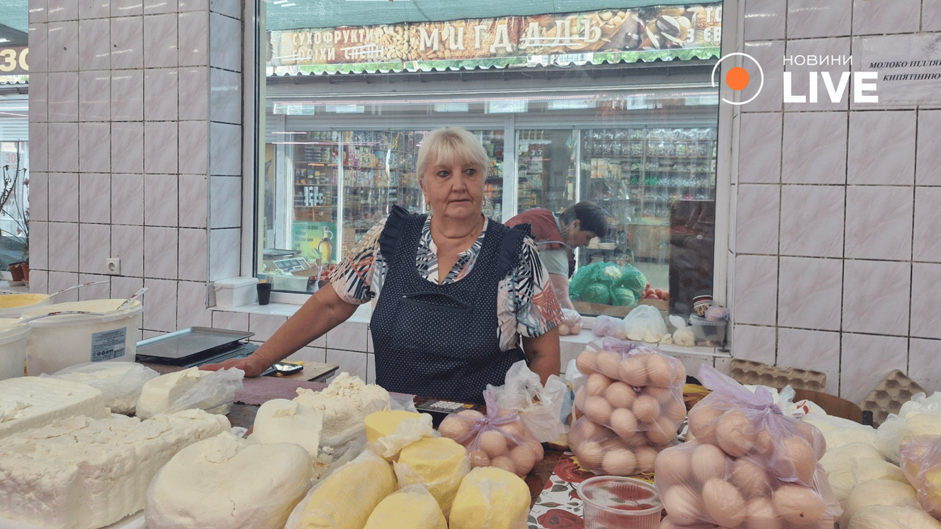 Продавчиня Анна про молочну продукцію. Фото: Новини.LIVE