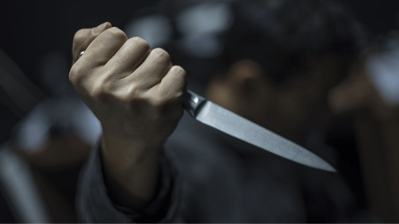 На Київщині розшукують зловмисника, який посеред вулиці встромив жінці у спину ніж