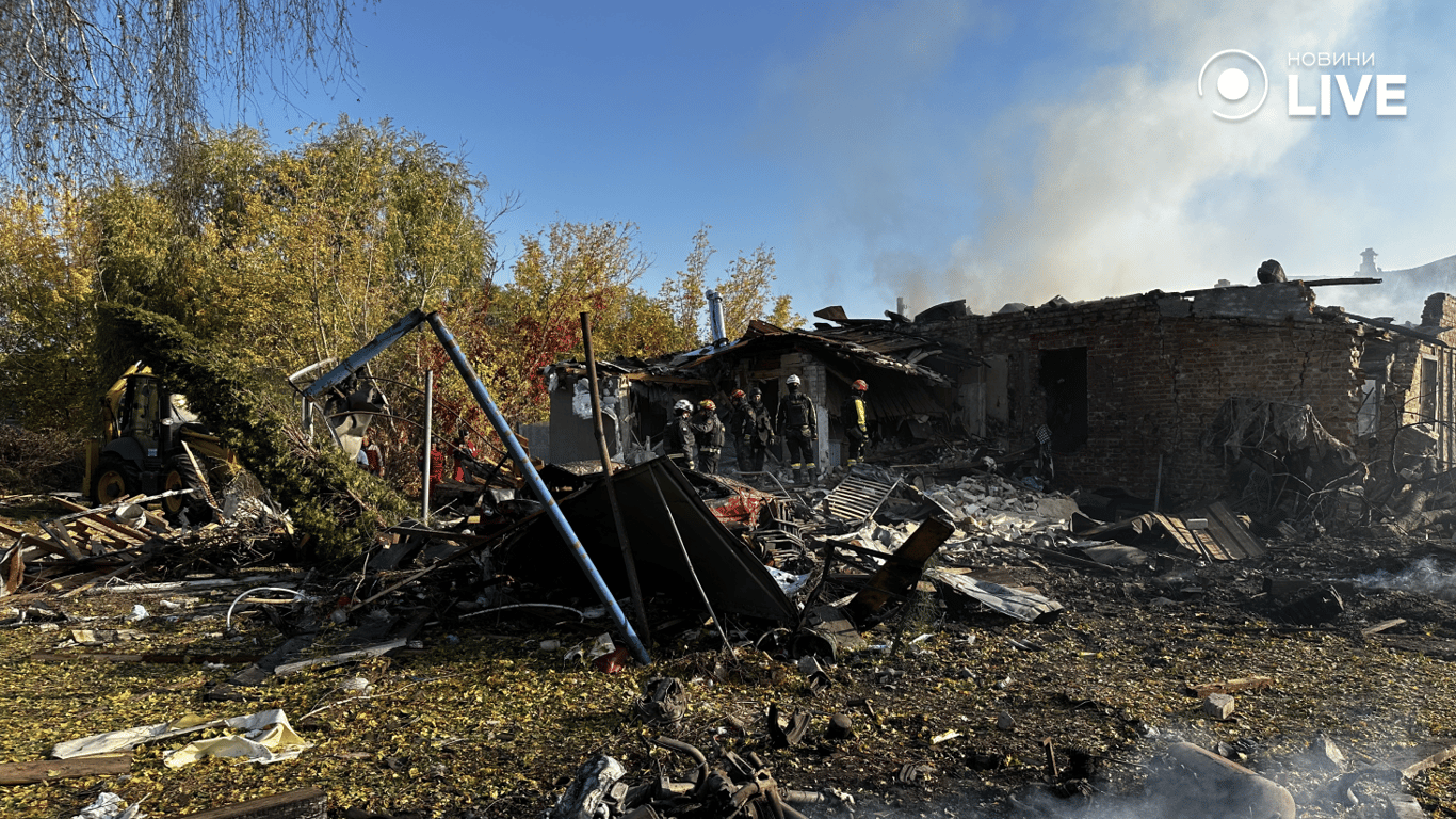 Рятувальник гасить пожежу серед зруйнованих будівель у Харкові