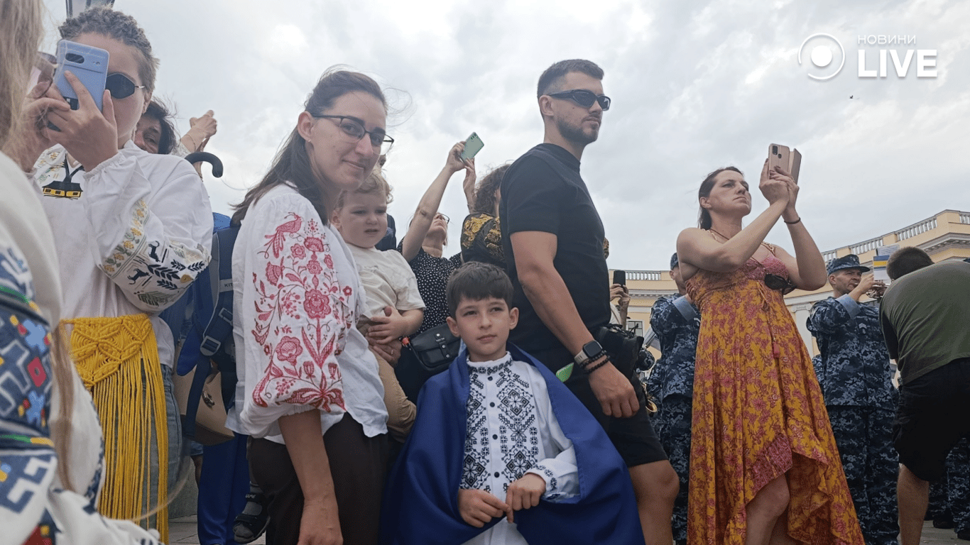 Одесити у вишиванках святкують День Державного Прапора