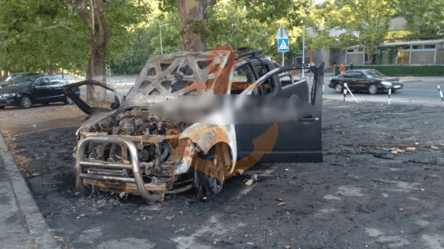 Вигоріло майже дотла — в Одесі знову підпалили авто військового - 285x160