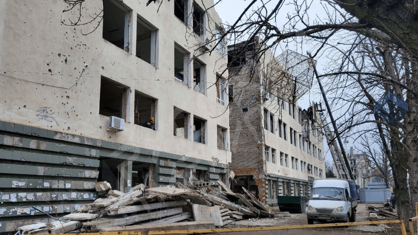 У зруйнованому Будинку зв'язку в Маріуполі знайшли рештки тіл загиблих українців