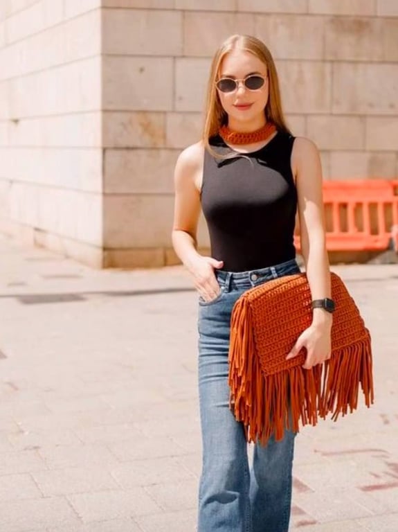 Сумка з бахромою має оригінальний вигляд