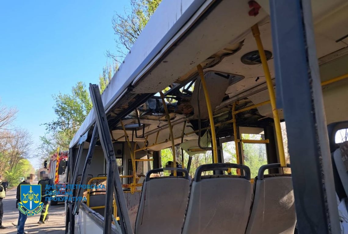 Місце удару РФ у Марганці: на місці працюють рятувальники та слідчі