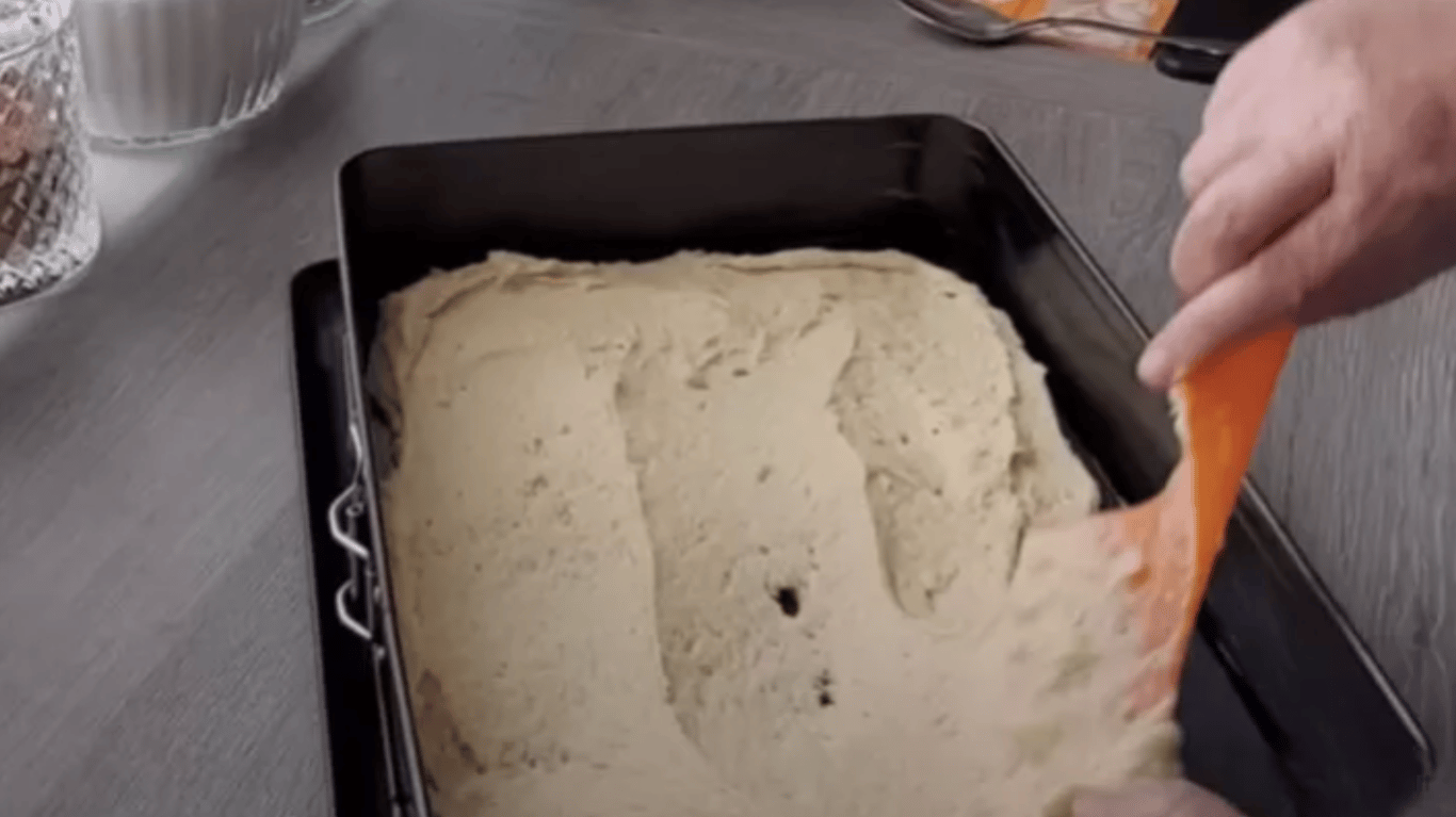 Шари сирого пирога у формі: тісто, фрукти, зверху штрейзель