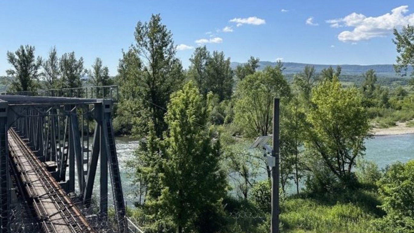 Прикордонники виявили тіло чоловіка на березі Тиси