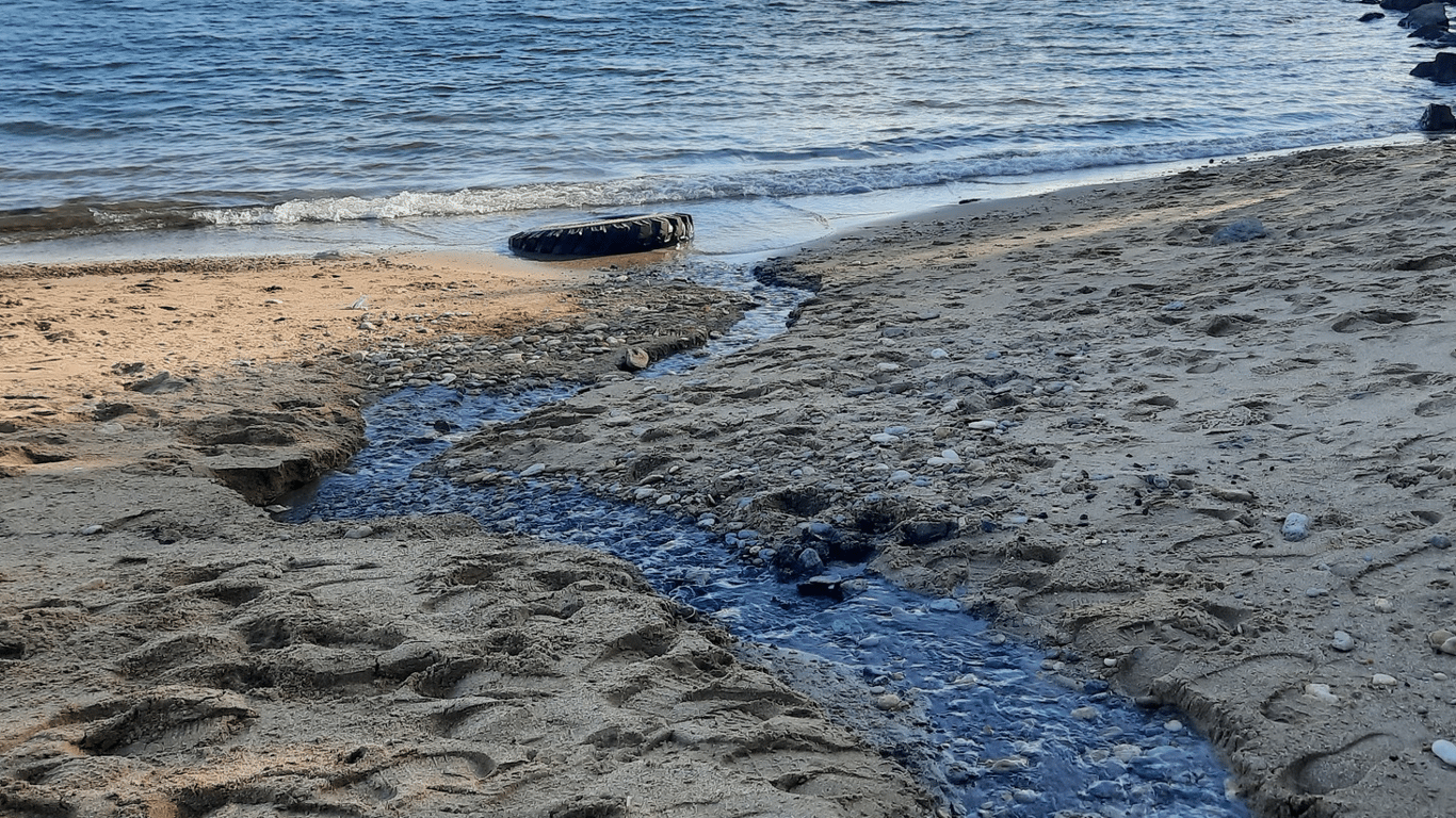 В Одесі каналізаційна помпова станція забруднює пляж та Чорне море