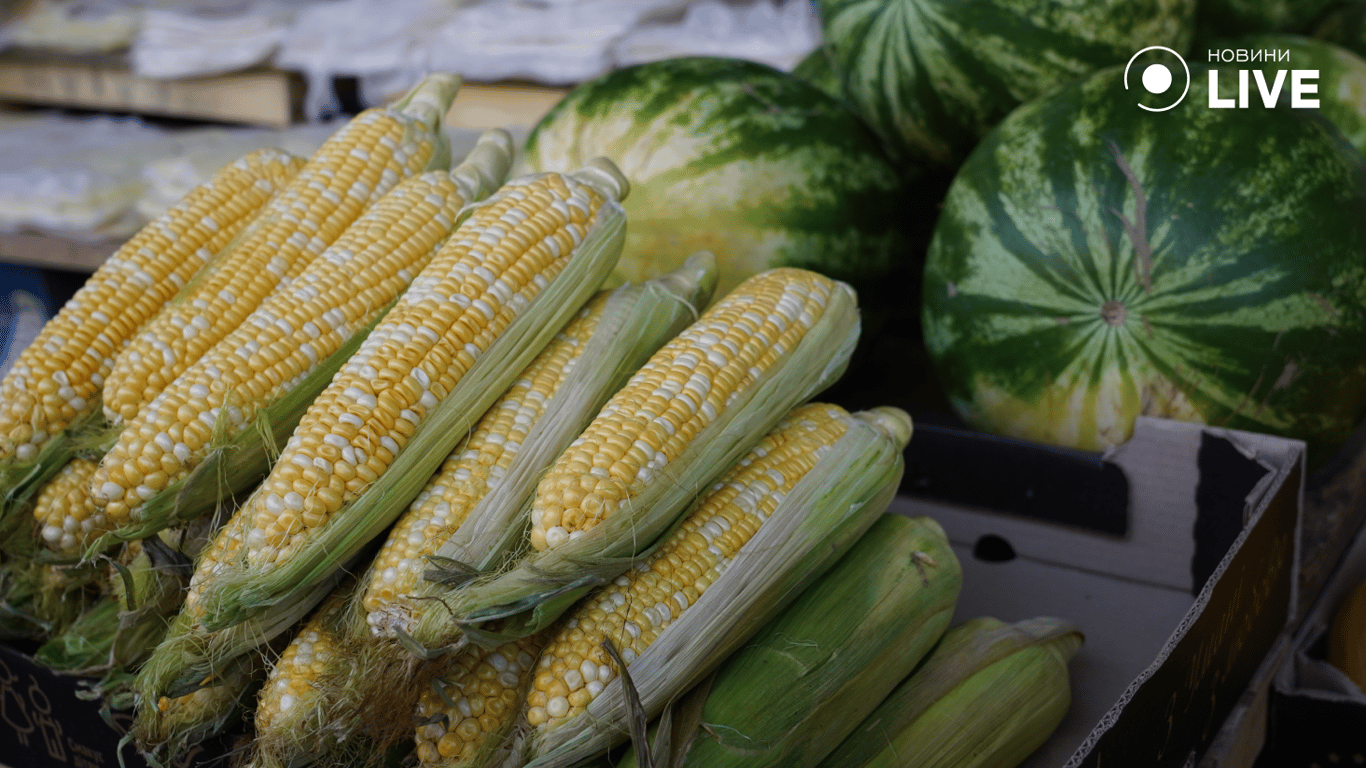 Кукуруза и арбузы на "Привозе". Фото: Новини.LIVE