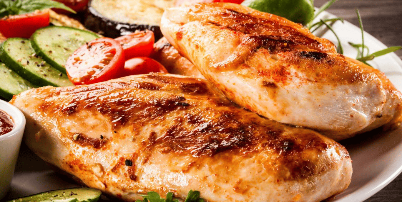 Грудка жареной курицы на тарелке