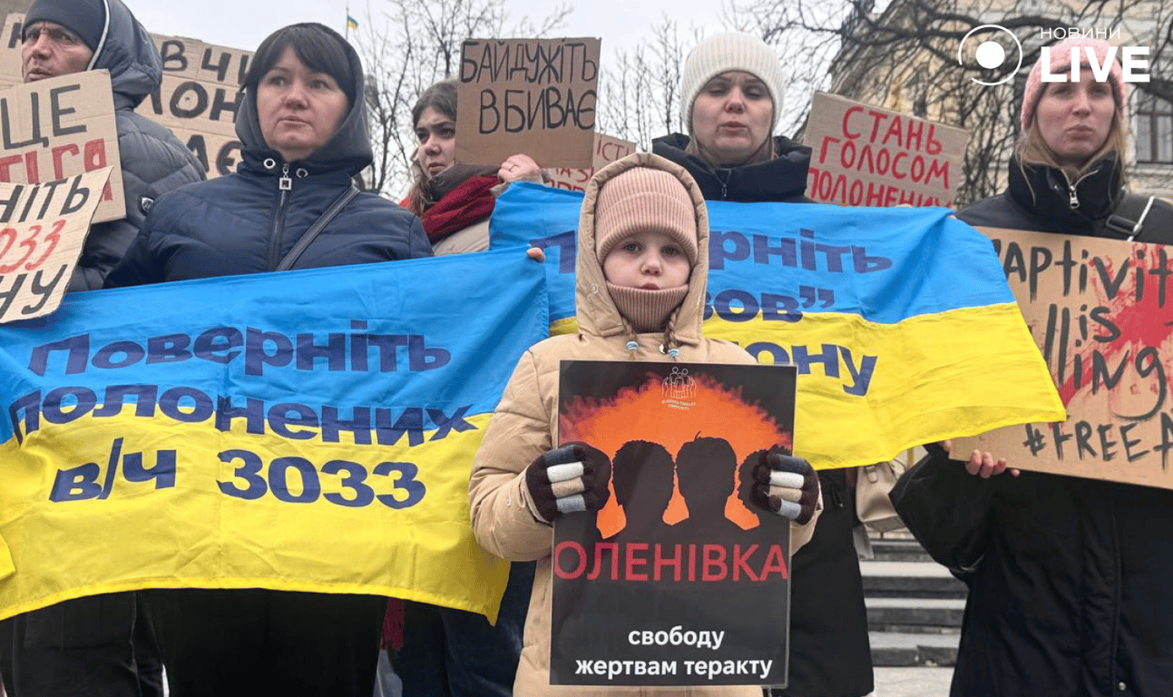 Фото з акції FreeAzov у Львові: сотні людей вийшли на підтримку "Азову"