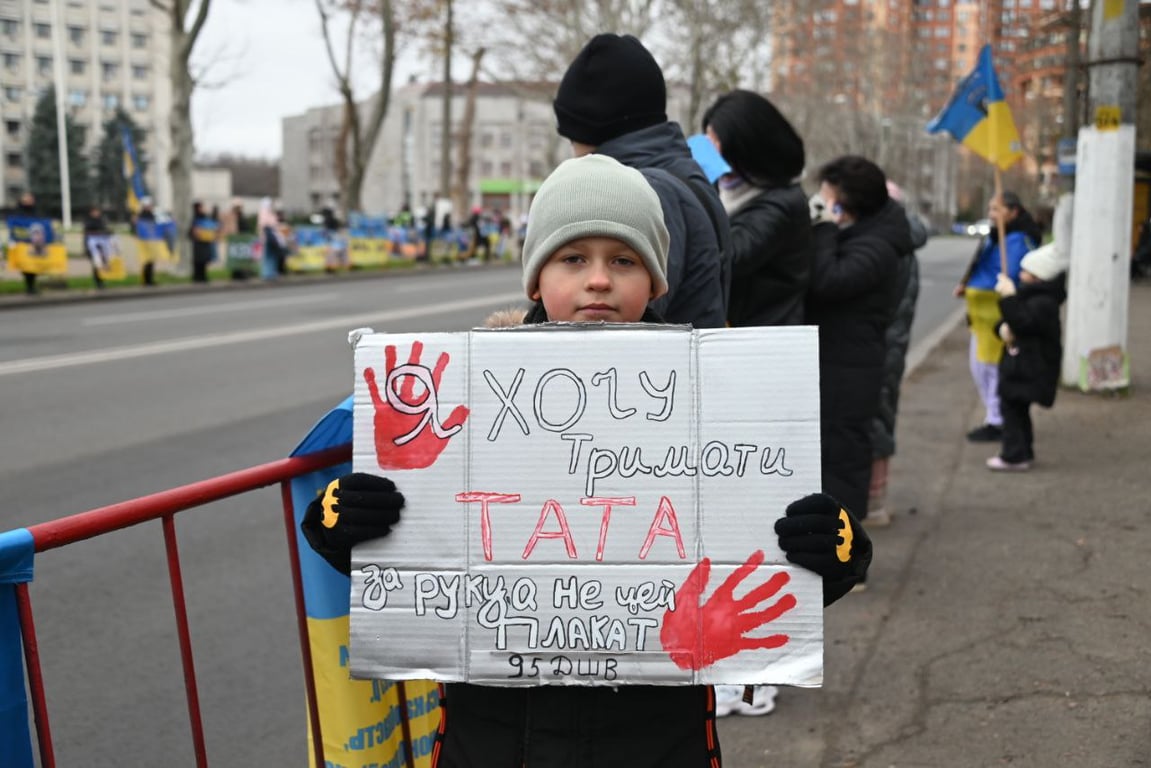 Дитина з плакатом на акції підтримки військовополонених в Одесі.