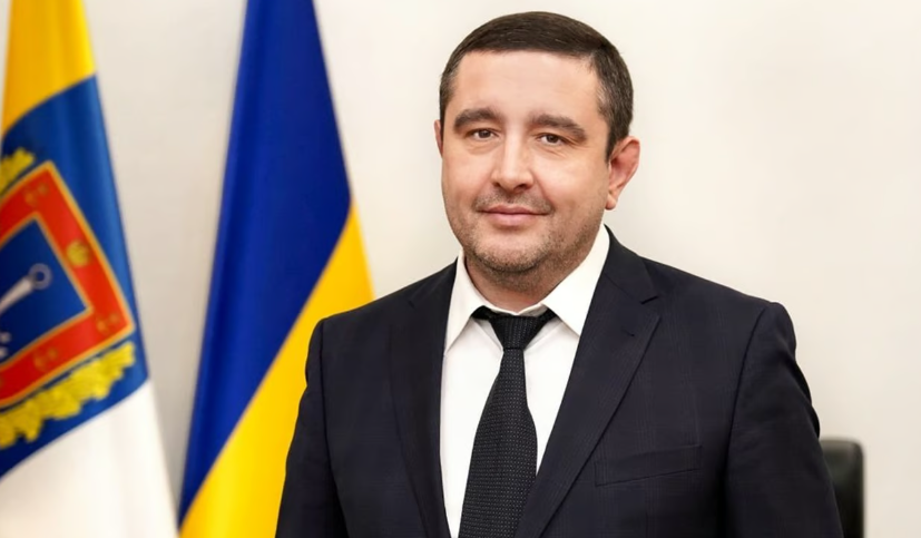 Скандал на сессии Одесского облсовета — подушка с деньгами и перьями в президиуме - фото 1