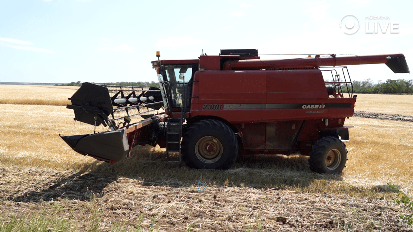 Комбайн готується до роботи 