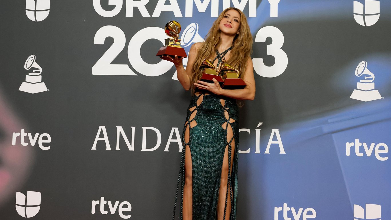 Шакира поразила откровенным выходом без белья на церемонии Latin Grammy Awards