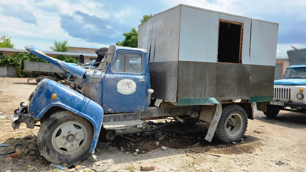 РФ пошкодила атакою авто та приміщення Інфоксводоканалу в Одесі - фото 1