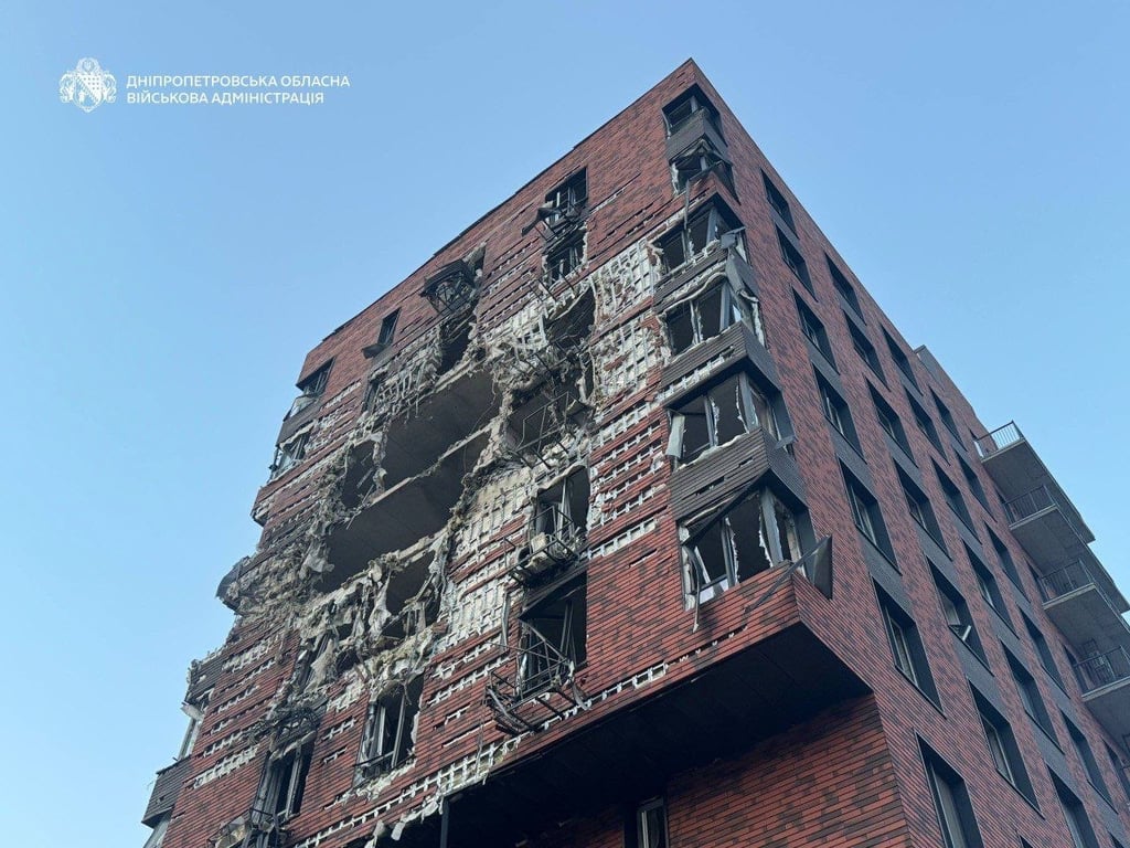 Будівля у Дніпрі після обстрілу вночі 15 квітня 2026 року 