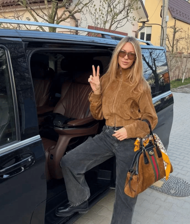 Новий образ з модною сумкою Нікітюк