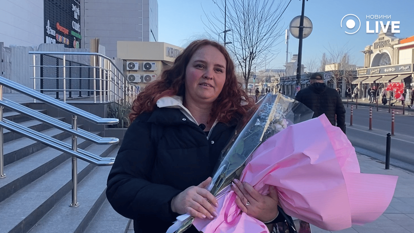 Чоловіки штурмують ринки Одеси — кому дарують квіти - фото 7