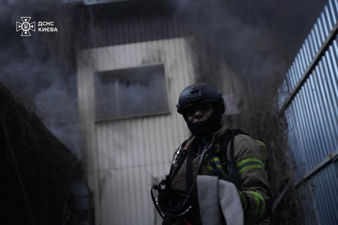 Пожежа у Києві після російського удару 6 квітня - фото