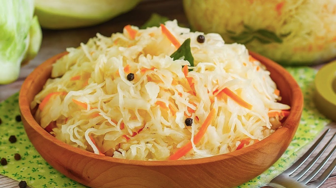 Два рецепти квашеної капусти — класичний і в розсолі, які гарантовано вдаються