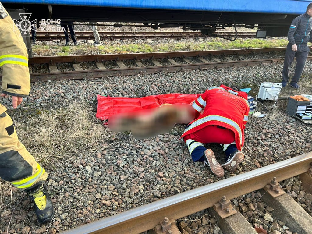 Медик біля тіла загиблого хлопця 