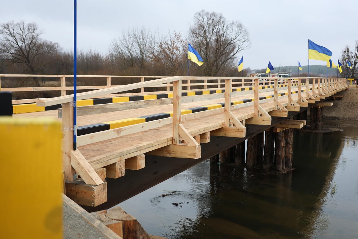 Будівництво мосту через річку Тетерів: тимчасову переправу відкрили
