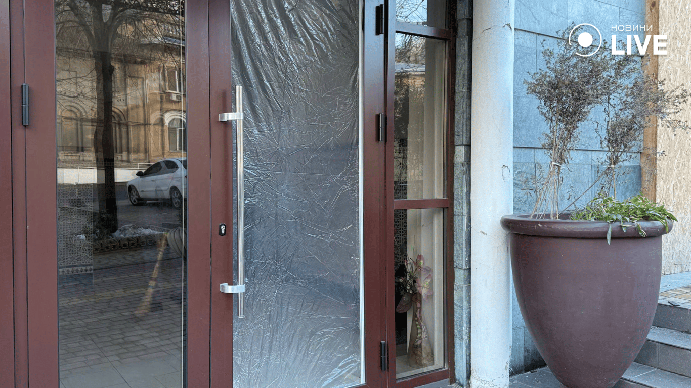 Пошкоджені вікна після нічного обстрілу Одеси