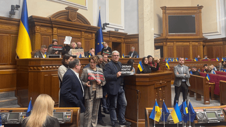 Оппозиция снова заблокировала трибуну в Верховной Раде - 285x160