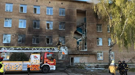 У Києві БпЛА влучив у будівлю школи, виникла пожежа - 290x160