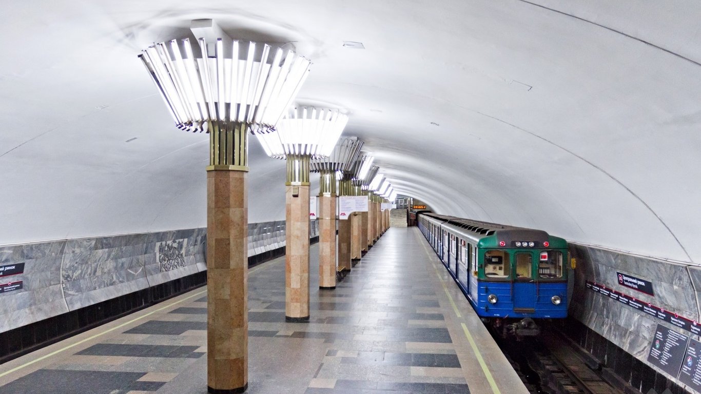 У Харкові на одній зі станцій метро через обстріли РФ почала протікати стеля