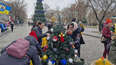 В центре Одессы установили необычную елку — фоторепортаж - 290x166