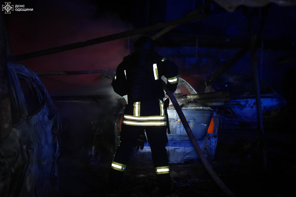 Горіли автівки — рятувальники показали перші кадри обстрілу Одеси - фото 1