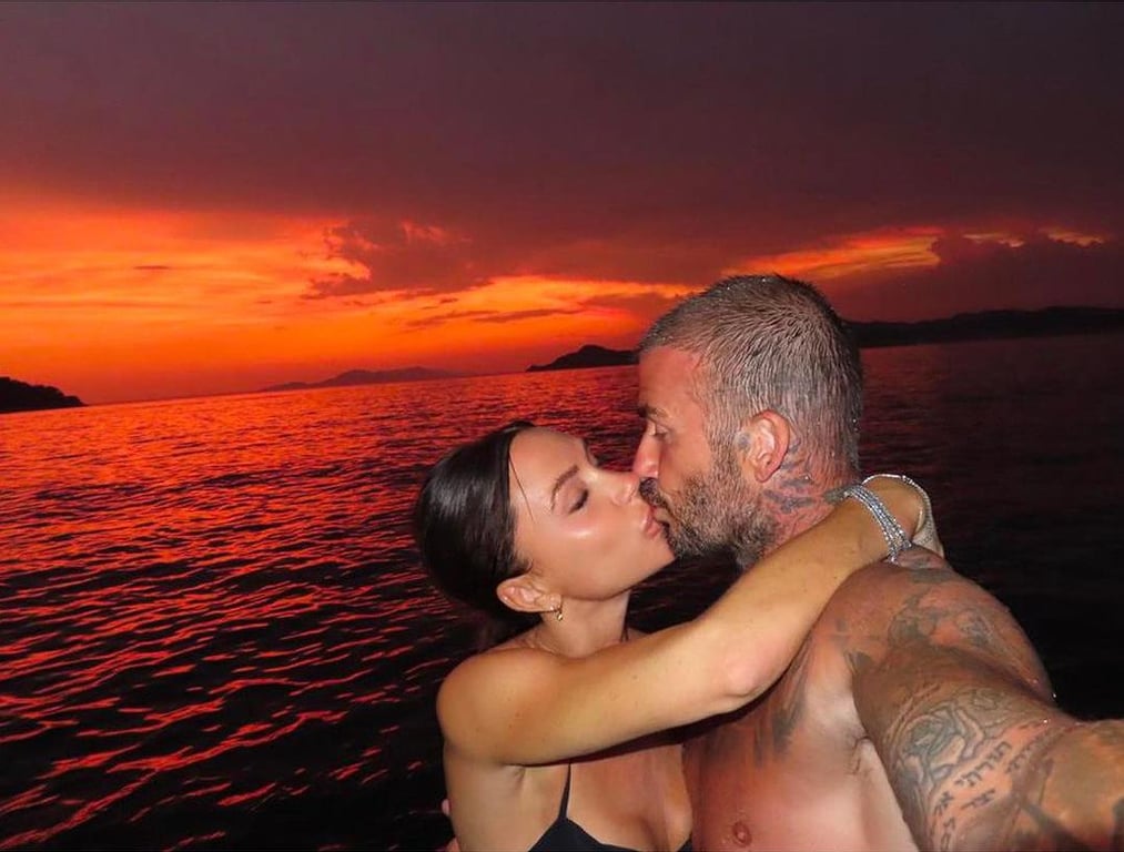 Вікторія Бекхем влаштувала пристрасну романтику з чоловіком на заході сонця - фото 1