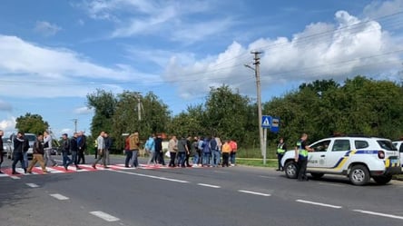Піар на відключеннях світла — в Чорноморську депутат виводив людей на перекриття дороги - 285x160