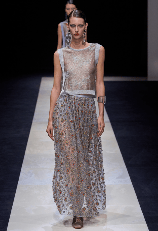 Прозорі тканини мають витончений вигляд в образі