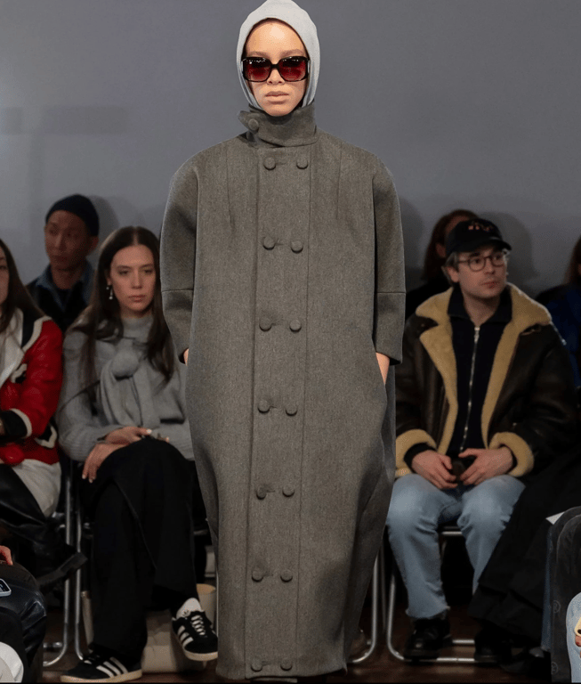 Нова модель пальто вражає оригінальністю