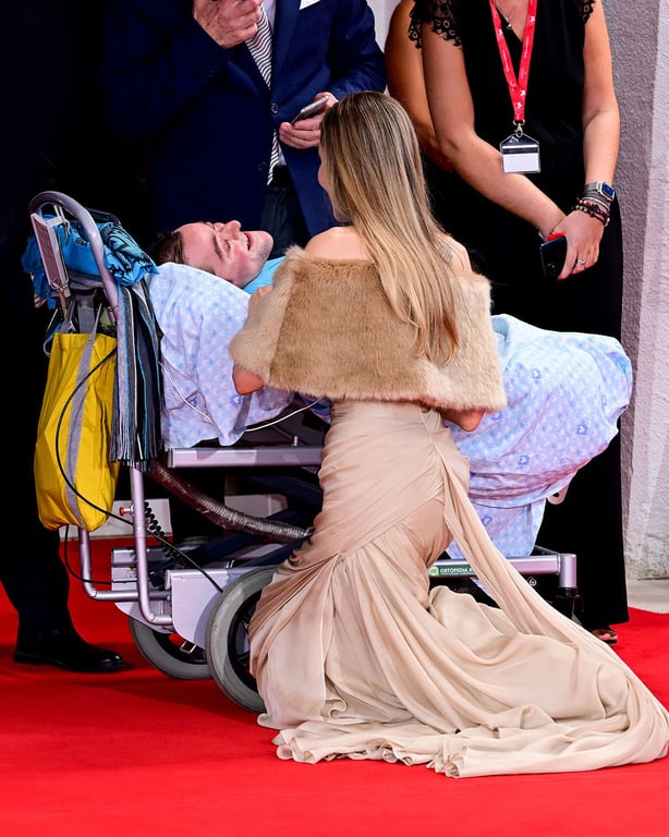 Анджеліна Джолі стала на коліна і вразила публіку. Фото: instagram.com/popculture