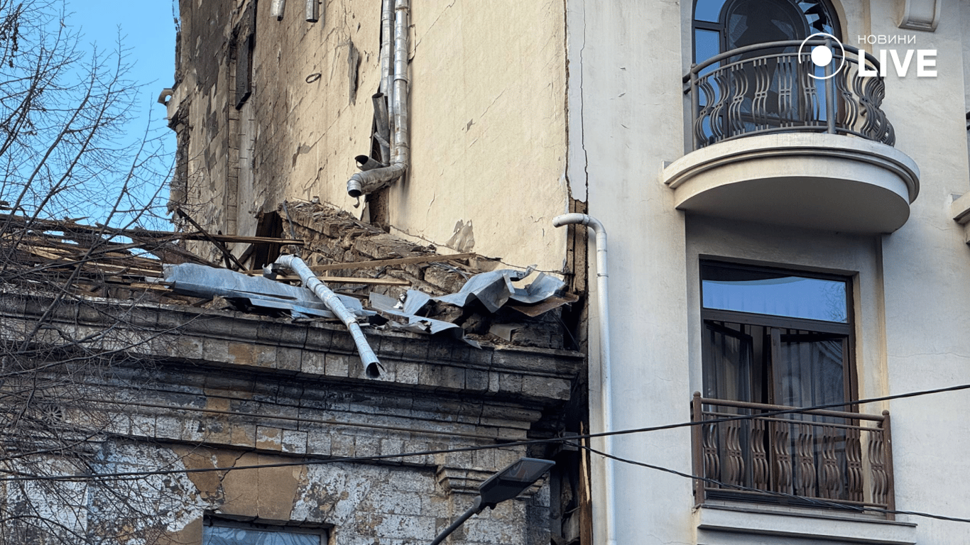 Пошкоджений дах після атаки дронів по Одесі